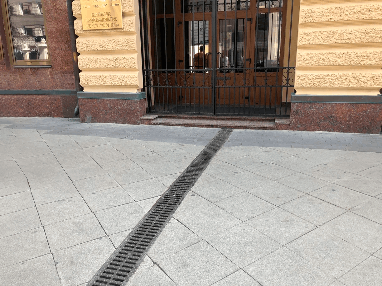 Мясницкая улица, Москва: установка водоотводных лотков «Гидролика»