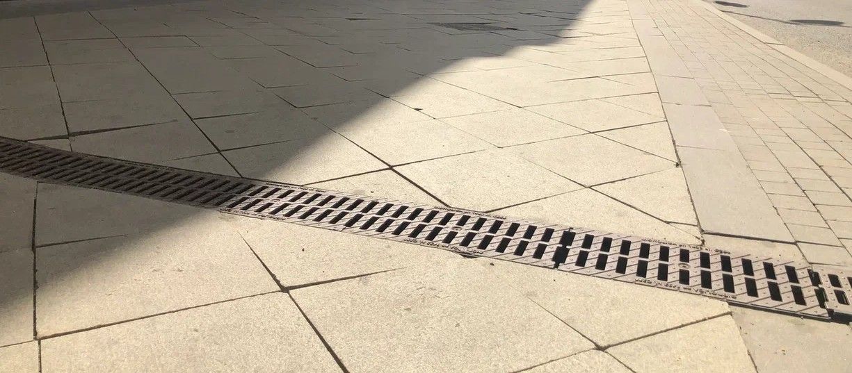 Мясницкая улица, Москва: установка водоотводных лотков «Гидролика»