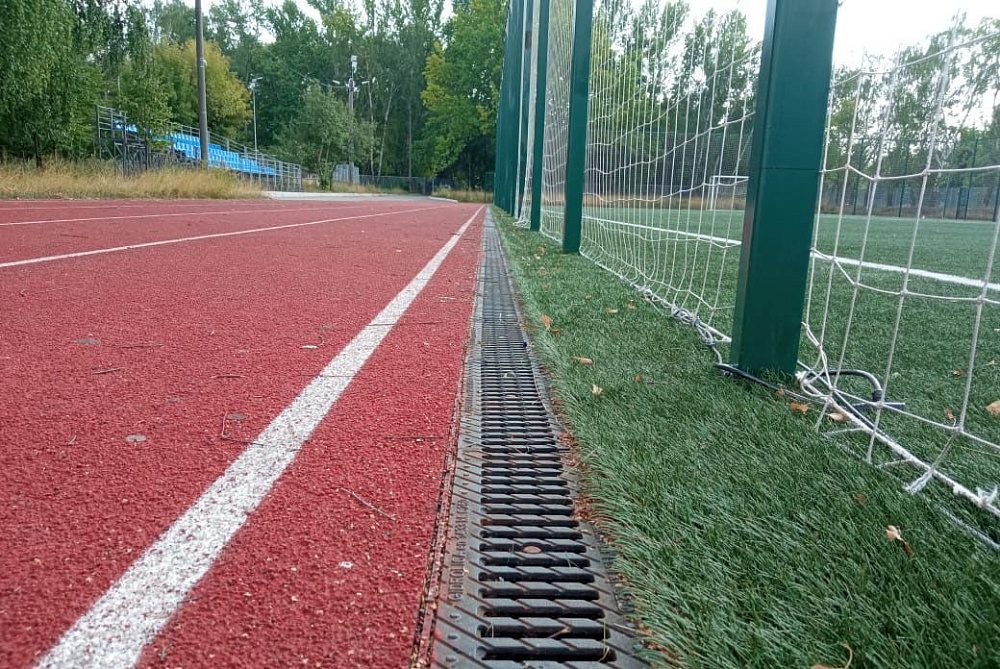 Спортивный стадион на территории школы в Казани