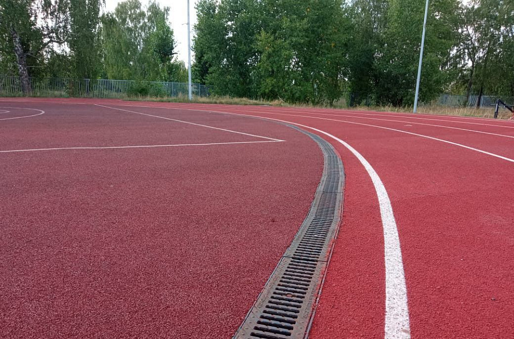 Спортивный стадион на территории школы в Казани